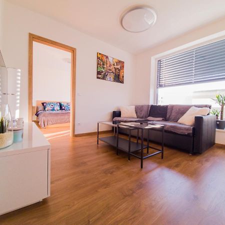 Modern Flat With Large Terrace Appartement Hradec Králové Buitenkant foto