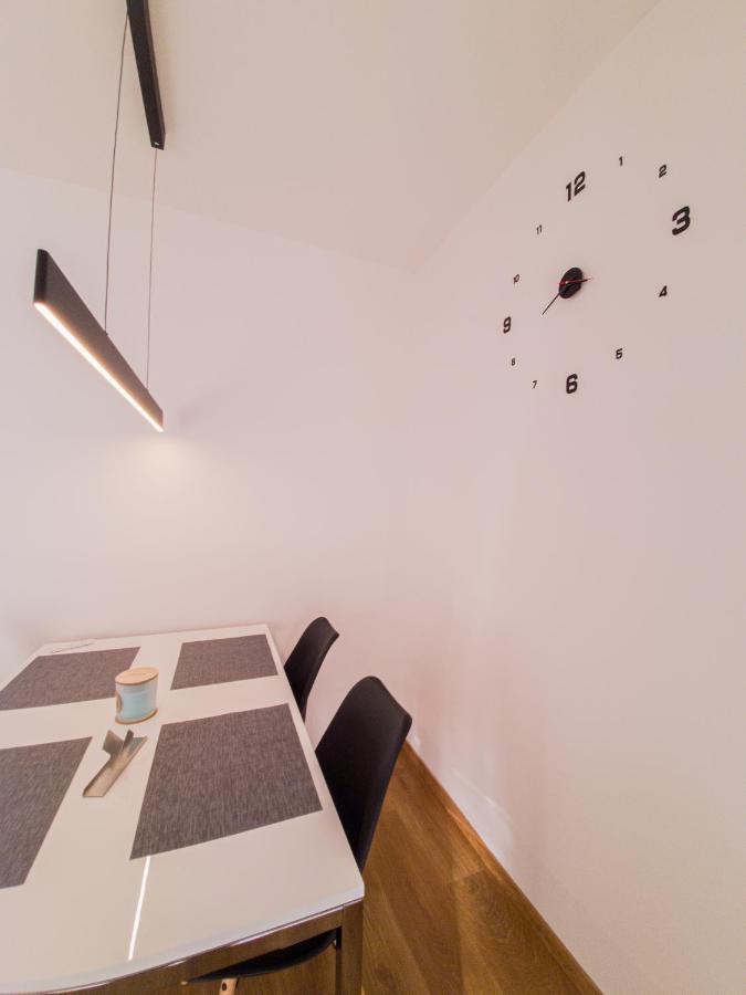 Modern Flat With Large Terrace Appartement Hradec Králové Buitenkant foto