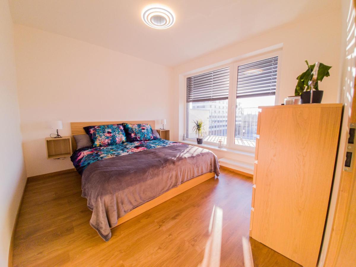 Modern Flat With Large Terrace Appartement Hradec Králové Buitenkant foto