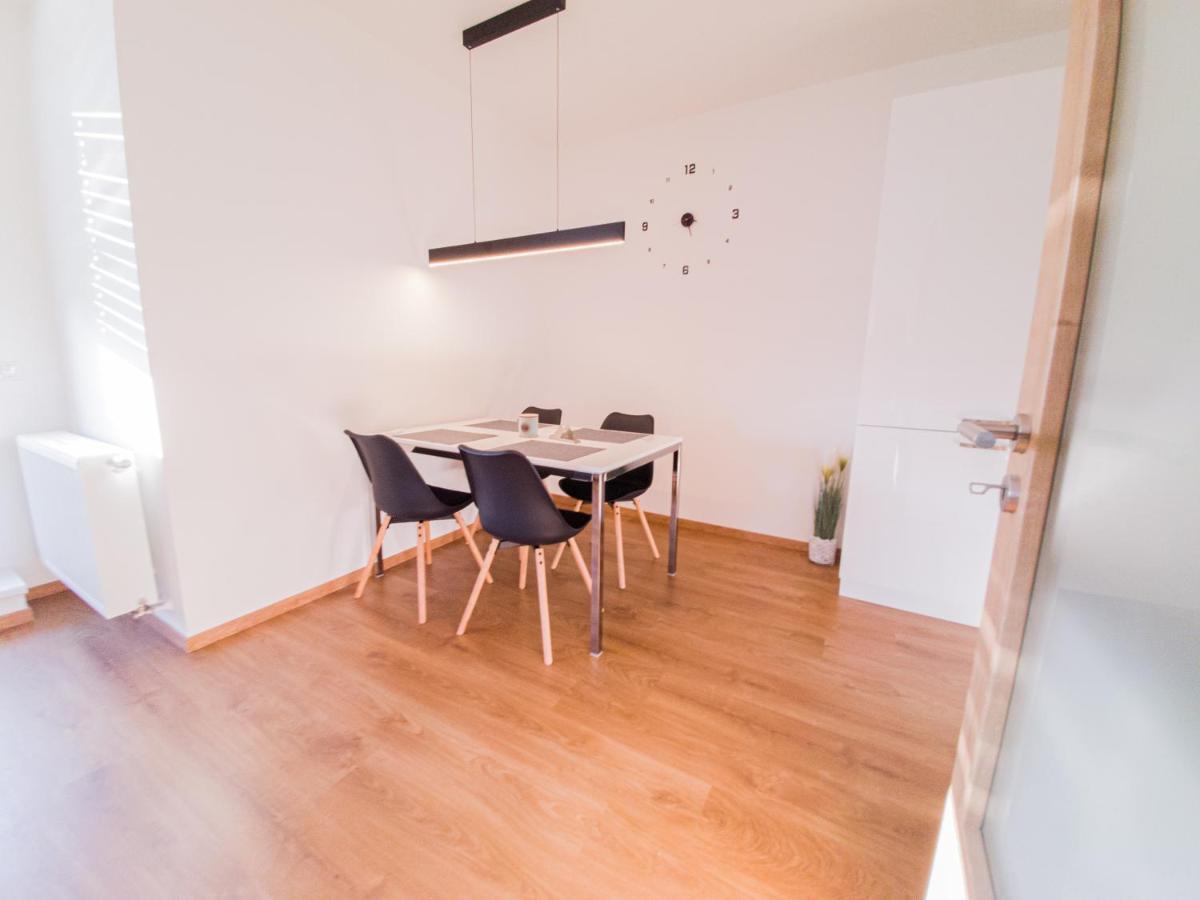Modern Flat With Large Terrace Appartement Hradec Králové Buitenkant foto