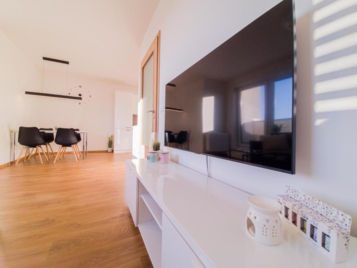 Modern Flat With Large Terrace Appartement Hradec Králové Buitenkant foto