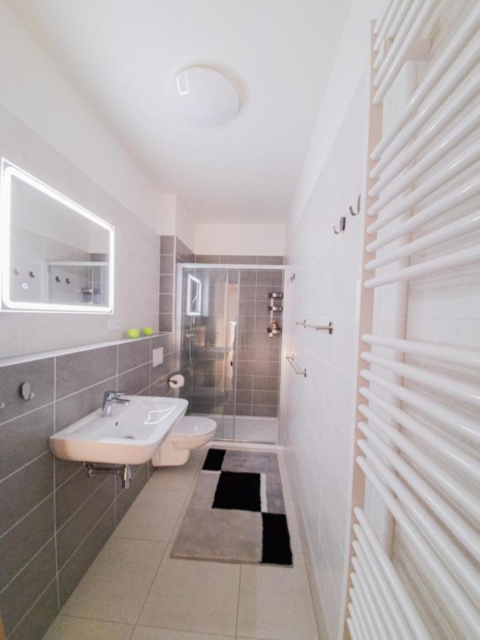 Modern Flat With Large Terrace Appartement Hradec Králové Buitenkant foto