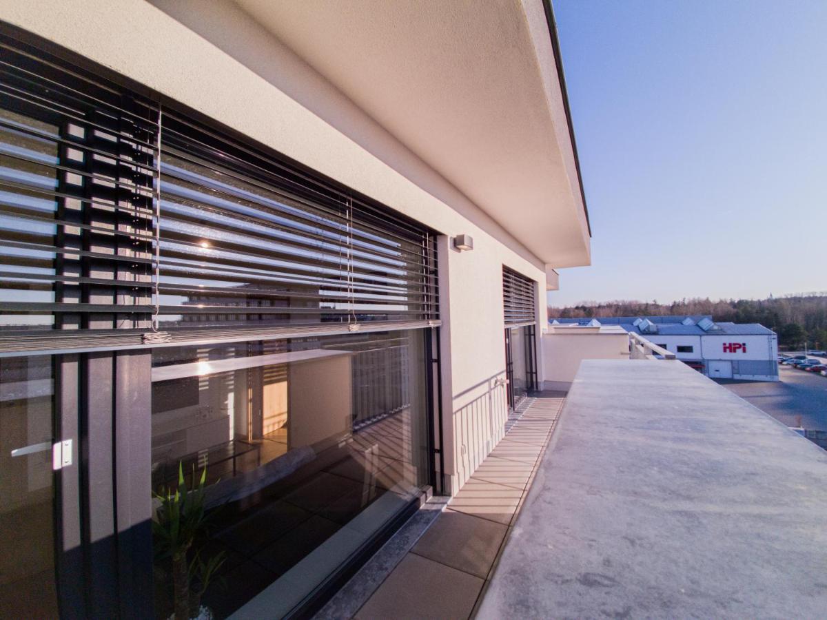 Modern Flat With Large Terrace Appartement Hradec Králové Buitenkant foto