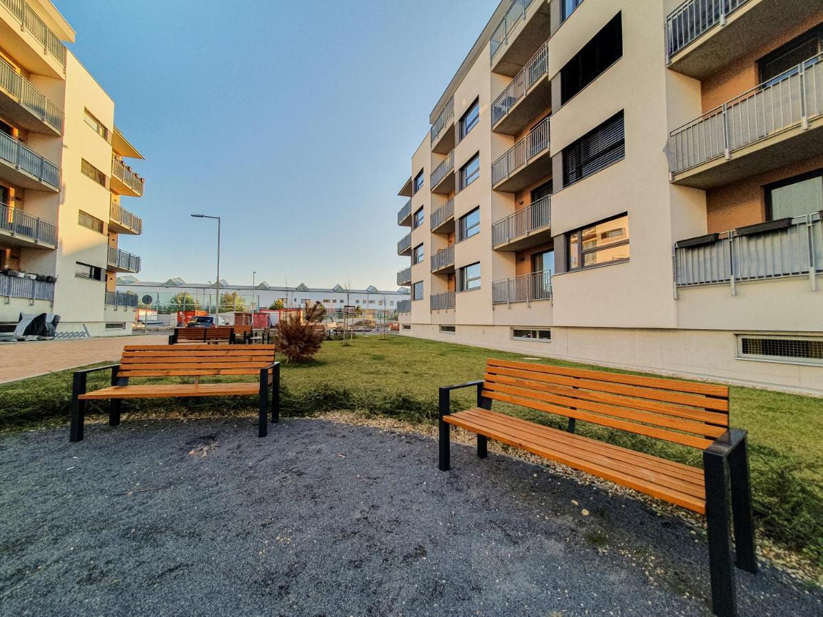 Modern Flat With Large Terrace Appartement Hradec Králové Buitenkant foto
