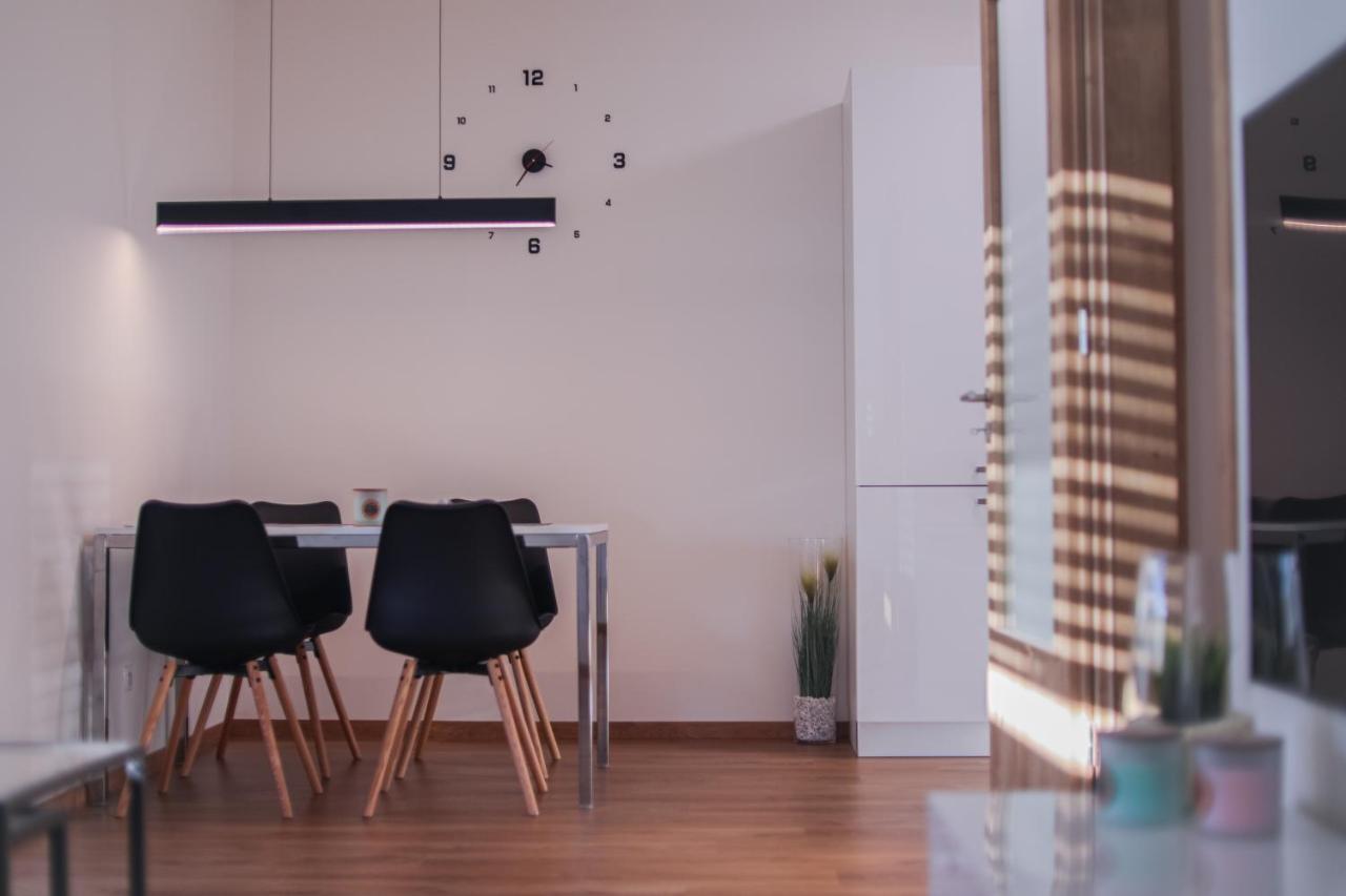 Modern Flat With Large Terrace Appartement Hradec Králové Buitenkant foto