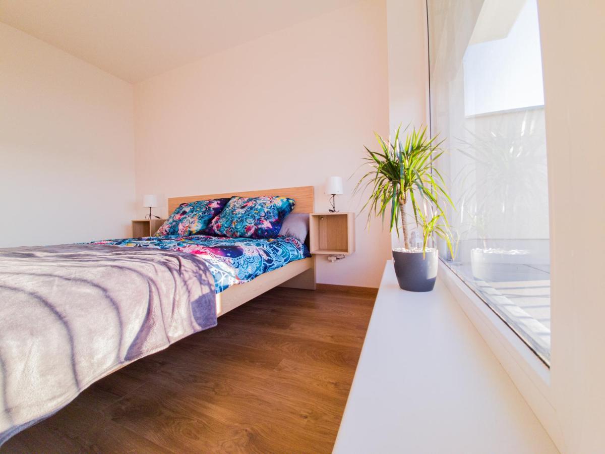 Modern Flat With Large Terrace Appartement Hradec Králové Buitenkant foto