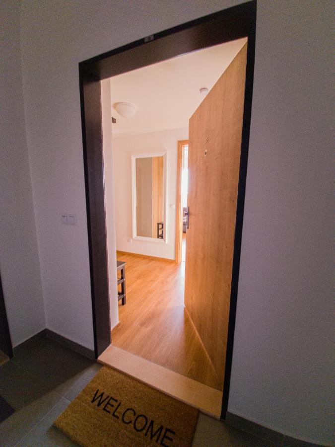Modern Flat With Large Terrace Appartement Hradec Králové Buitenkant foto