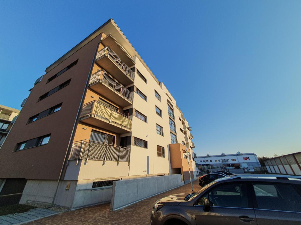 Modern Flat With Large Terrace Appartement Hradec Králové Buitenkant foto