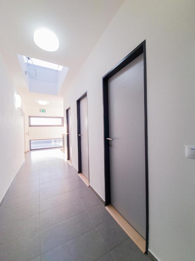 Modern Flat With Large Terrace Appartement Hradec Králové Buitenkant foto