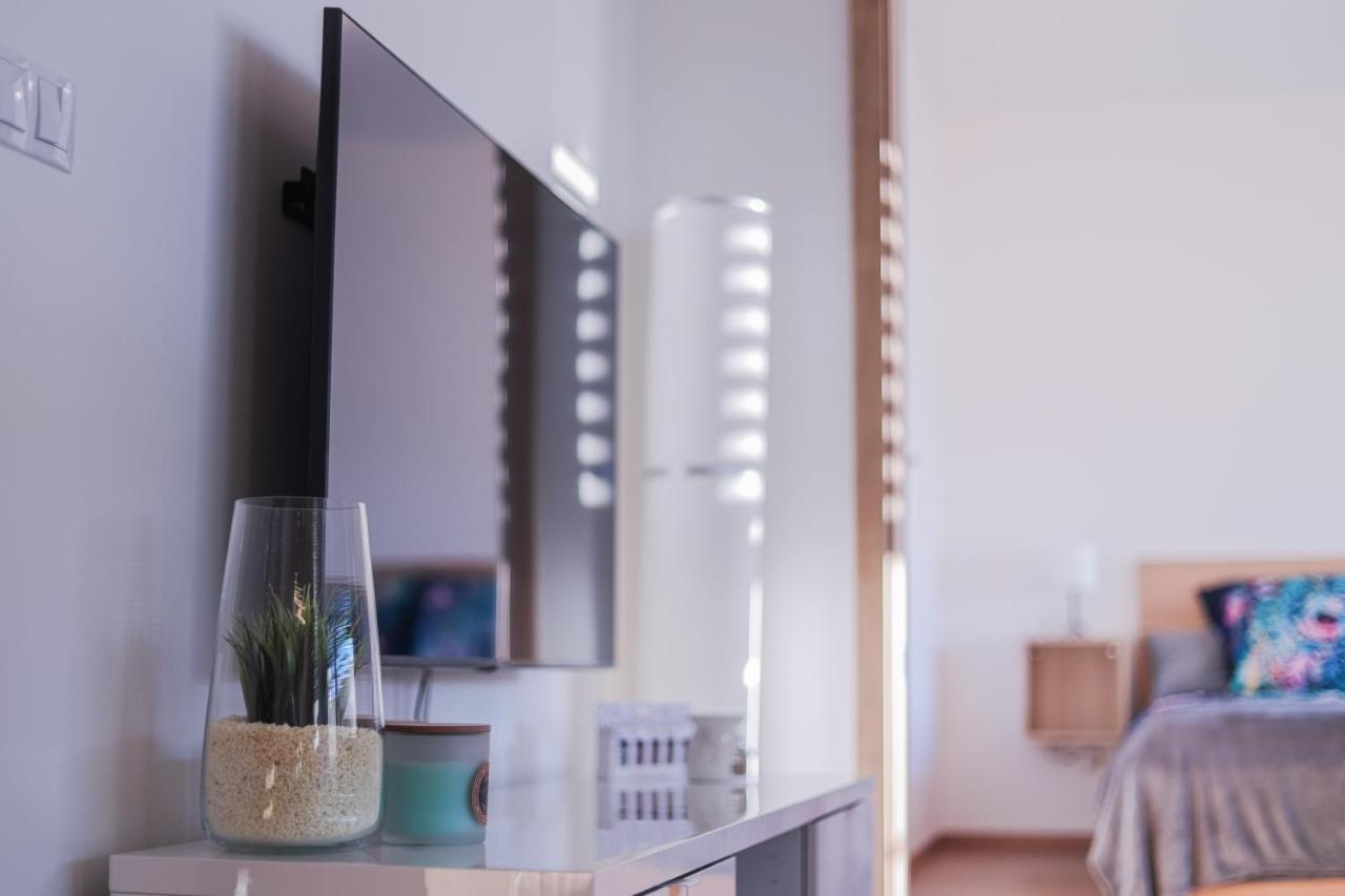 Modern Flat With Large Terrace Appartement Hradec Králové Buitenkant foto