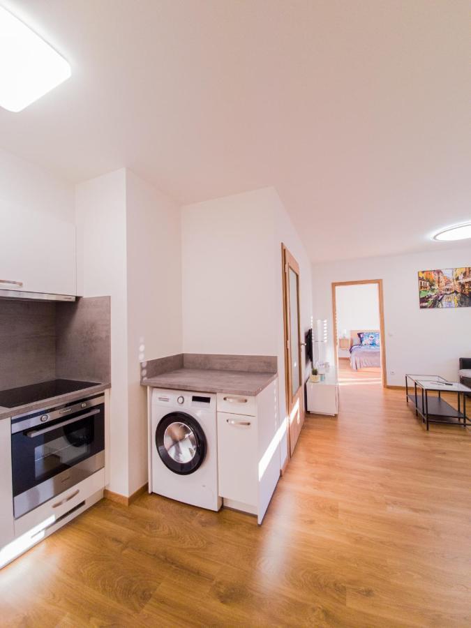 Modern Flat With Large Terrace Appartement Hradec Králové Buitenkant foto