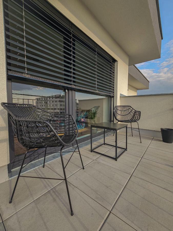 Modern Flat With Large Terrace Appartement Hradec Králové Buitenkant foto
